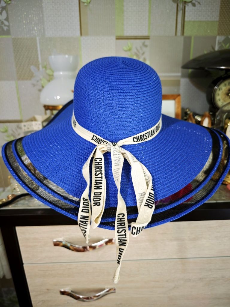 Красивая широкополая шляпа.