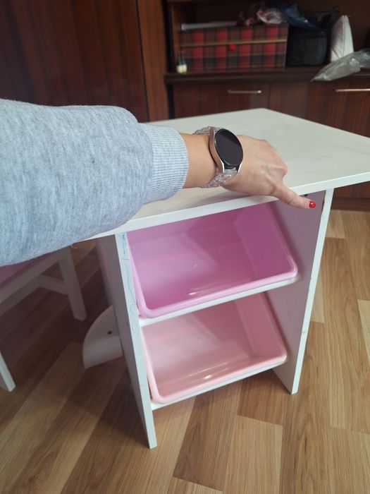 Детска дървена маса с два стола