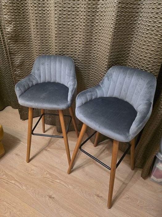 Продавам 2 бар стола – стил и комфорт в едно!