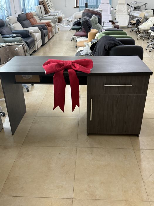 Продаем денежный стол ширина 150 см,глубина 60 см