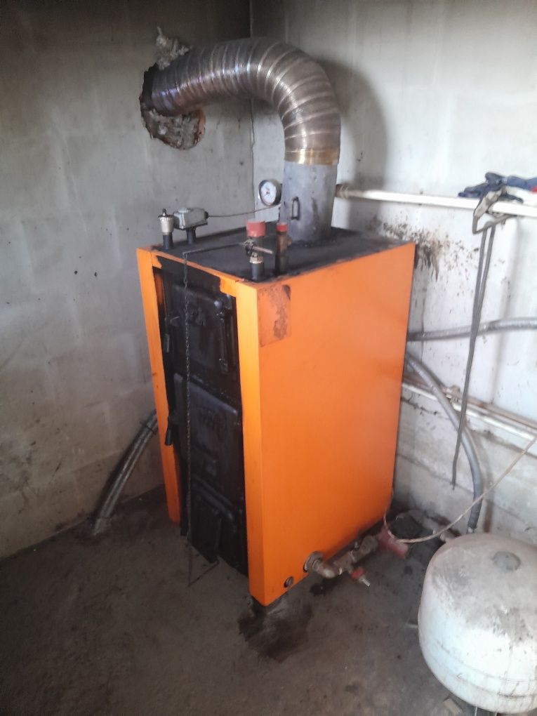 Vând cazan Premium 32kw pe lemne si carbuni