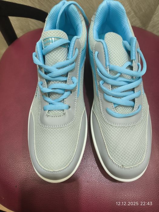 Продам кроссовки новые