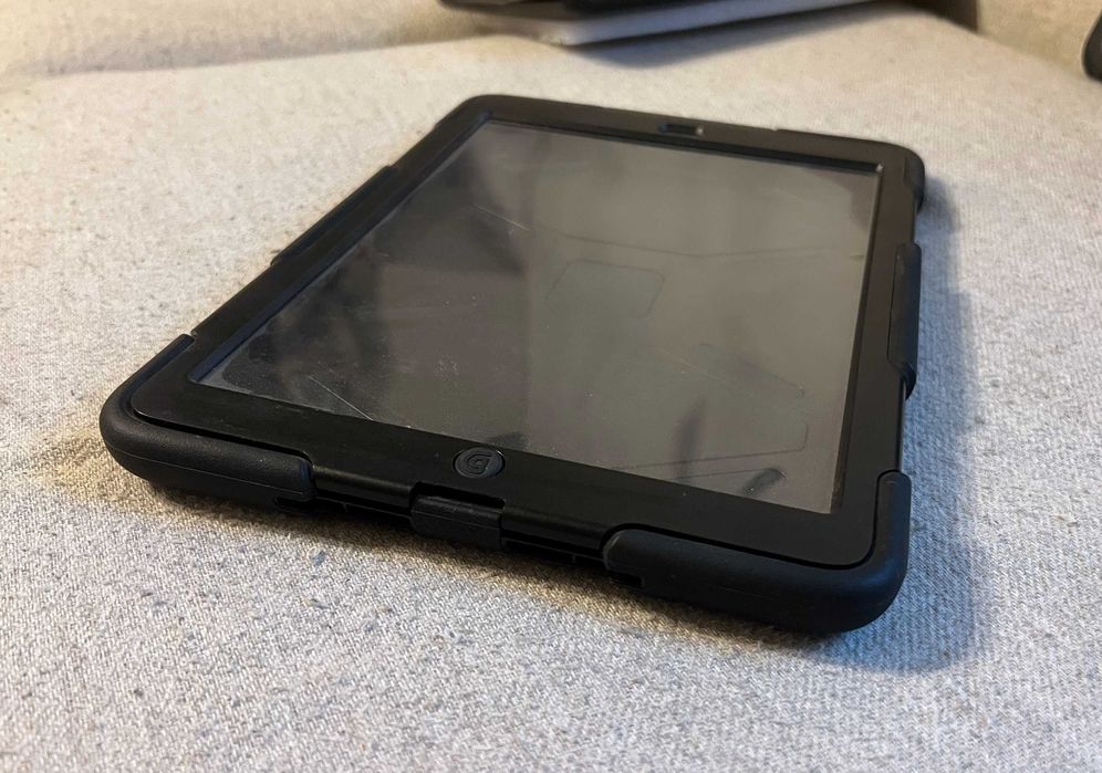 Husă Griffin Survivor rezistentă pentru Apple iPad 9.7 2017 - 2018