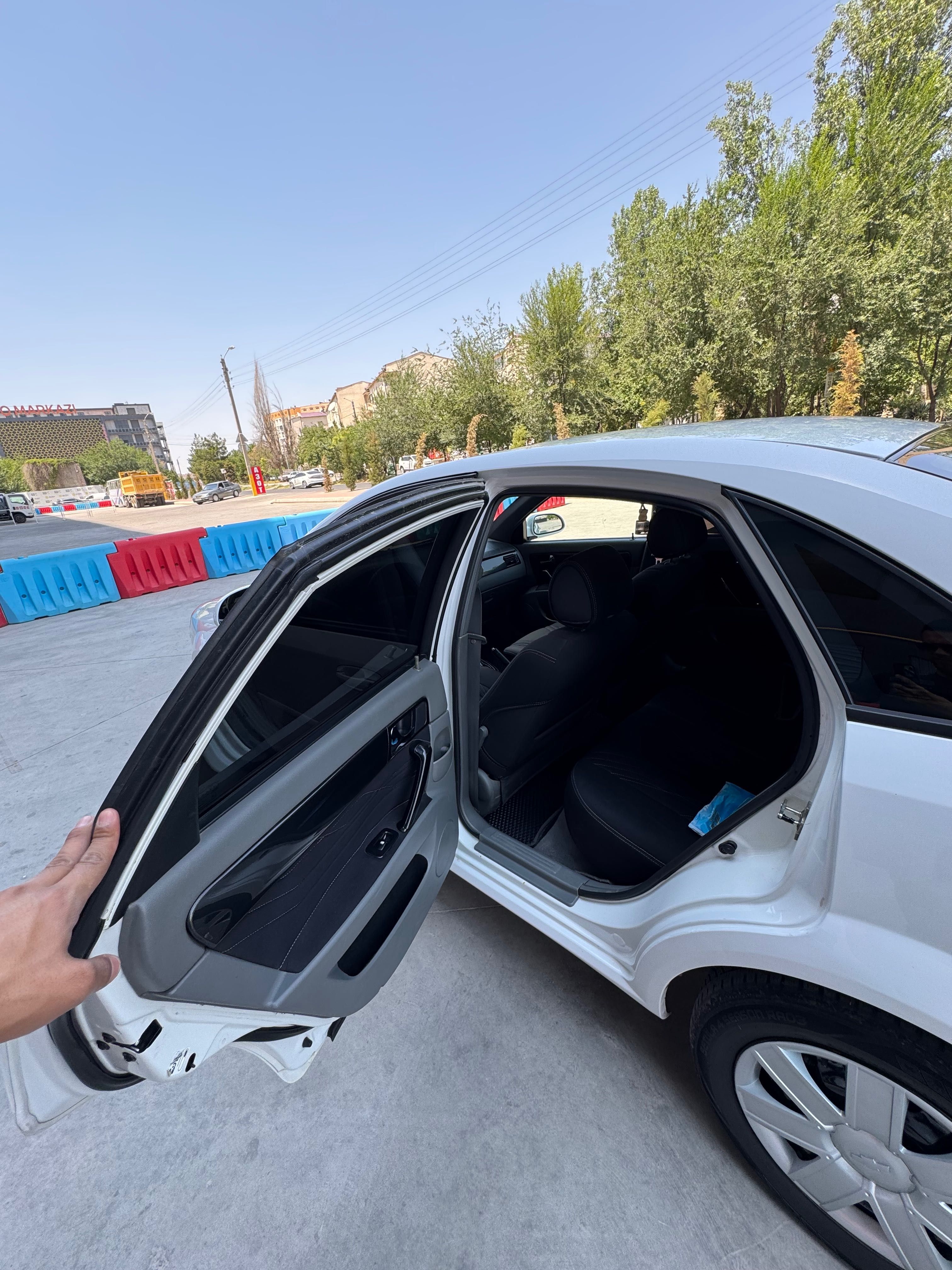 Срочно сотилади Лассети 1.6 л бензин.