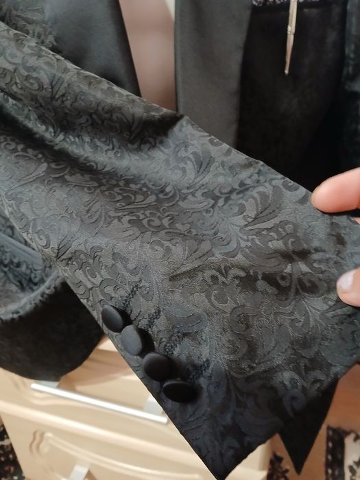 Costum barbati foarte elegant negru cu imprimeu doar sacoul și pantaln