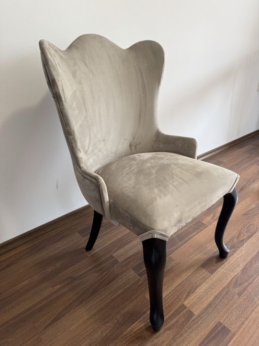 Дизайнерски стол с кадифена тапицерия – елегантен и стилен акцент