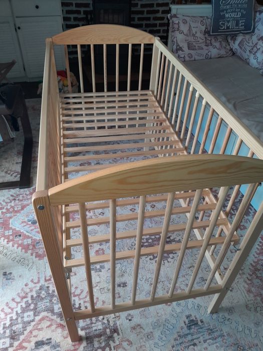 Pătuț din lemn pentru bebeluși