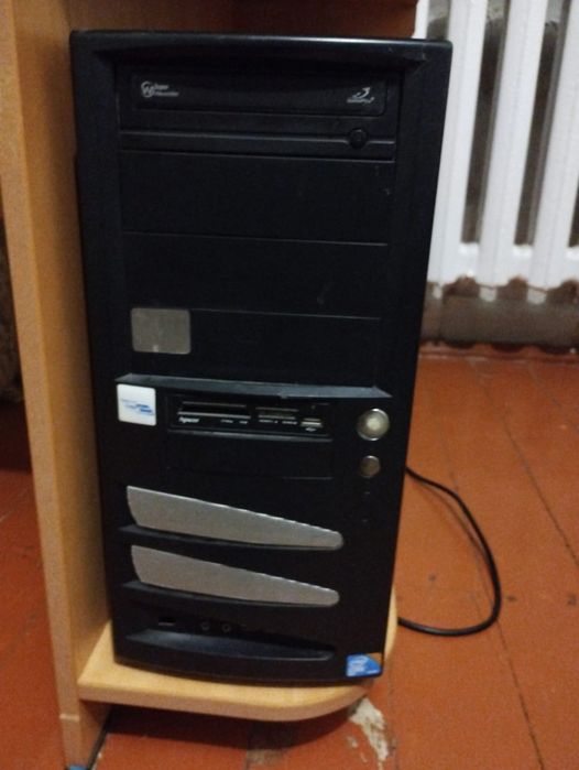 Продам компьютер, стол.