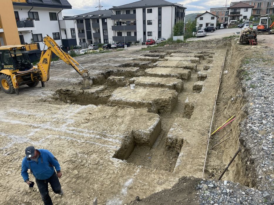 Inchiriez buldoexcavator , cu picon ,experienta ,bascula 3,5 t