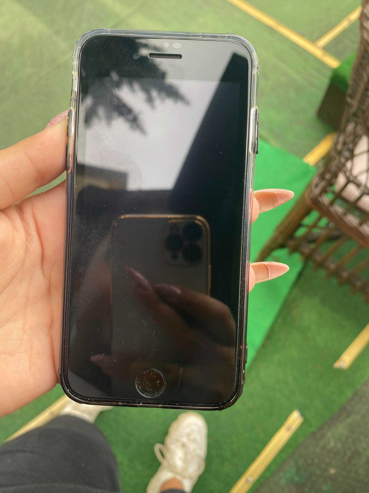 Продавам iPhone 7