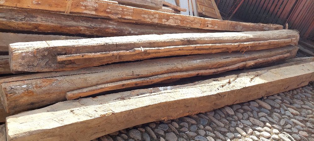 Grinzi vechi de stejar, dimensiuni și grosimi diverse: