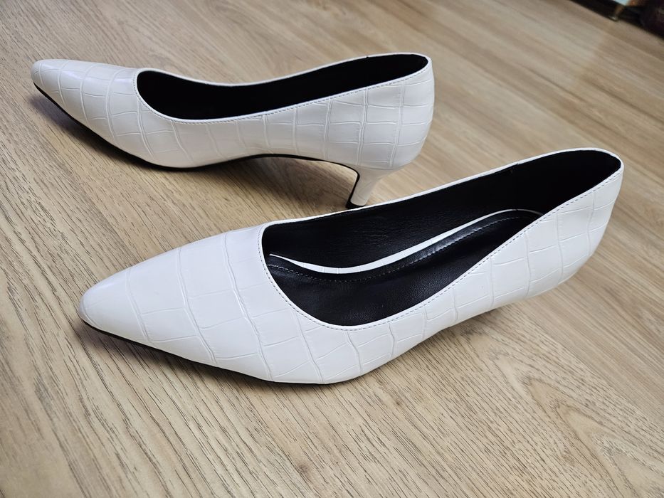 Бели обувки затворени