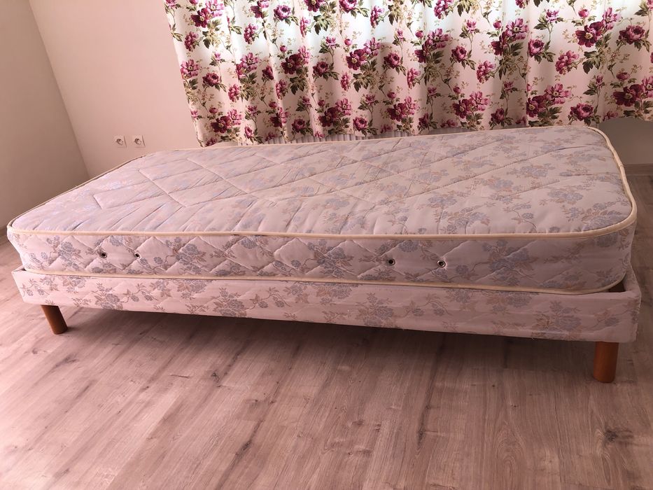 Pat cu saltea pentru o persoana