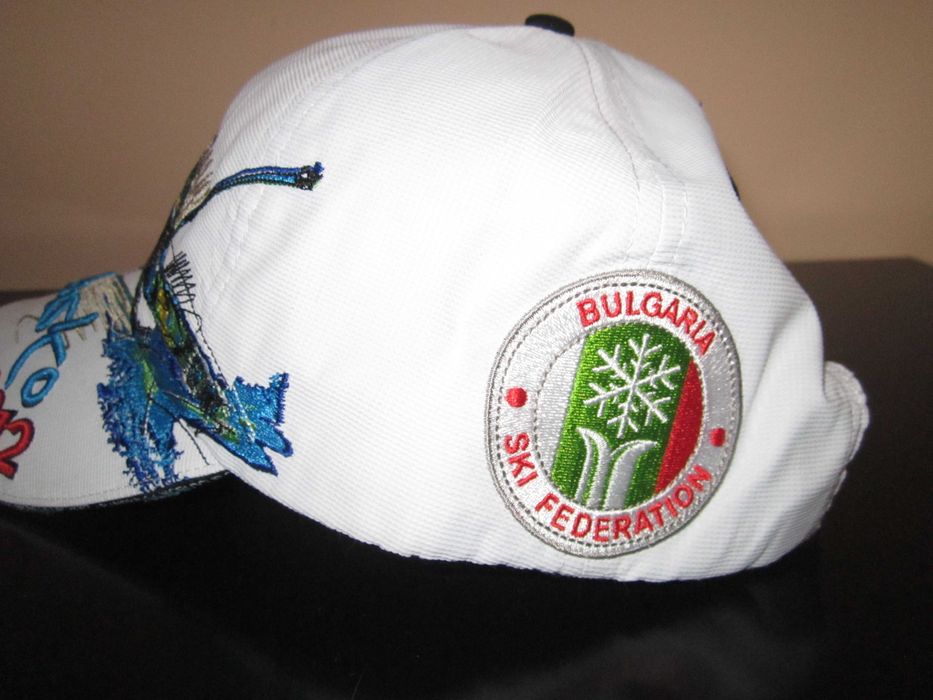 колекционерска бяла шапка за световната купа по ски в Банско