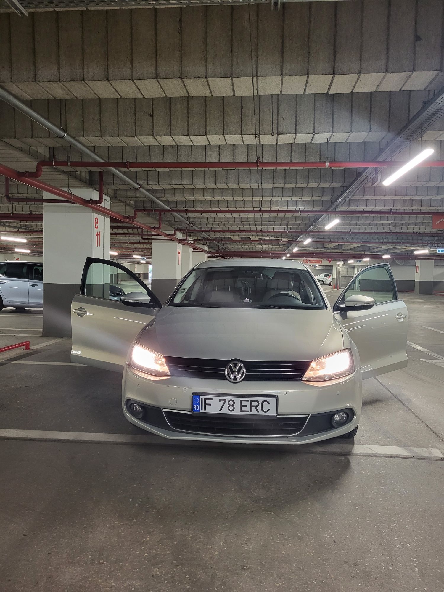 Vând Volkswagen Jetta 2011