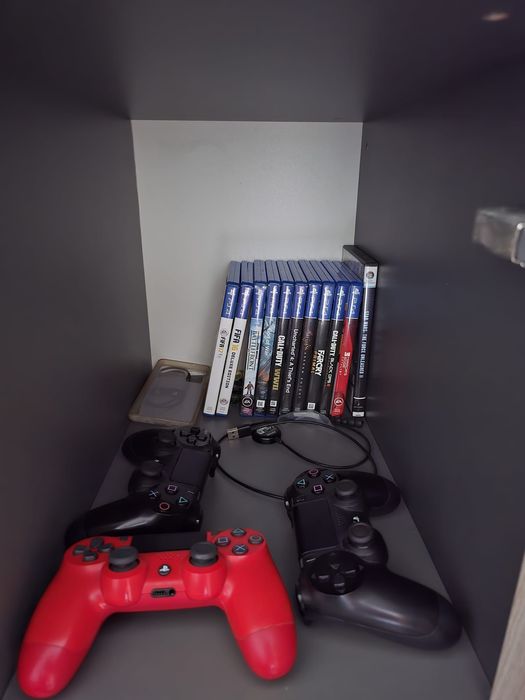 Consola PS4 1TB + accesorii