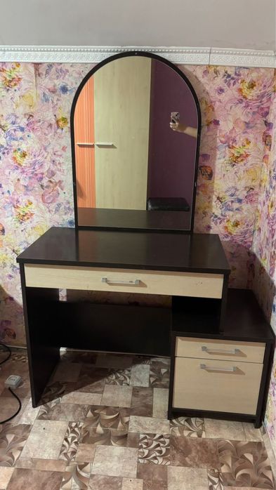 Зеркальный шкаф или туалетный стол