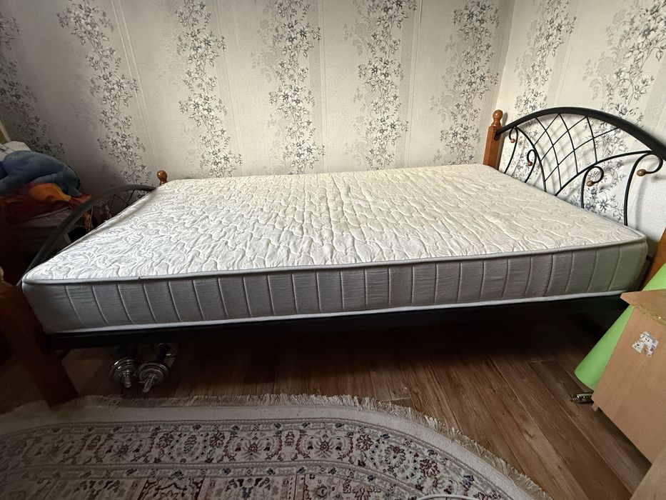 Кровать с матрасом 130*200см
