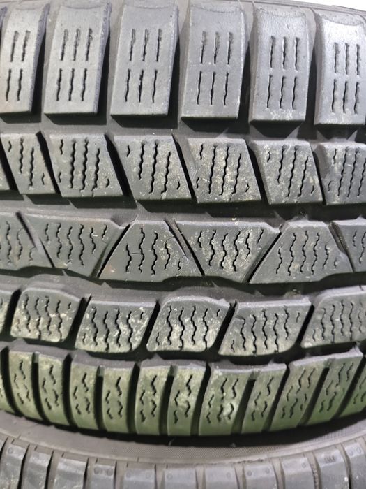 2 бр зимни 235/45/17 Continental