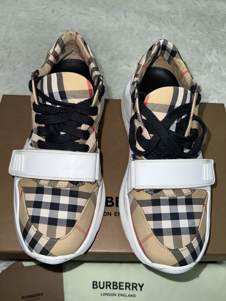 Incaltari Burberry