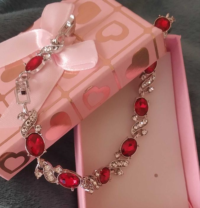 Нова, сребърна гривна. В подаръчна кутия.