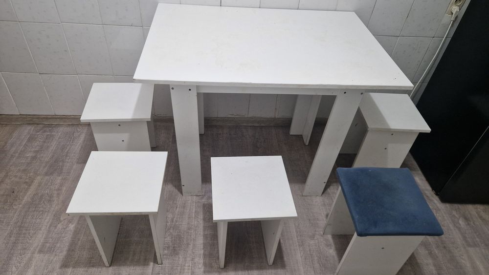 Кухонный обеденный стол со стульями