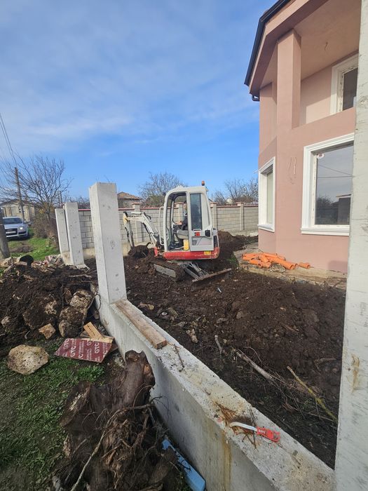 Услуги с бобкат, мини багер и тристранен самосвал с кран.