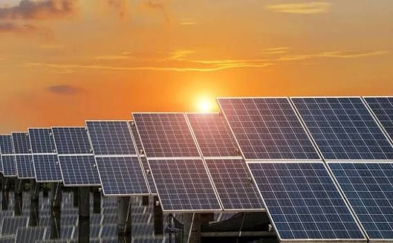 Quyosh panellari, inverterlar va akkumulyatorlar — uy, biznes