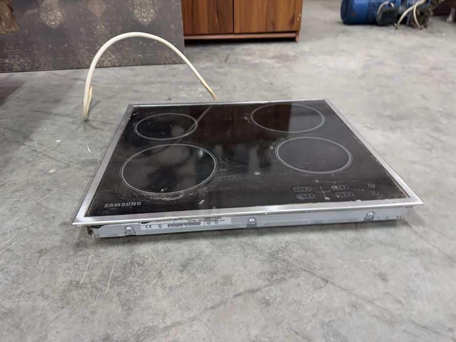 В продаже электро-плитка, печка и вытяжка Samsung.