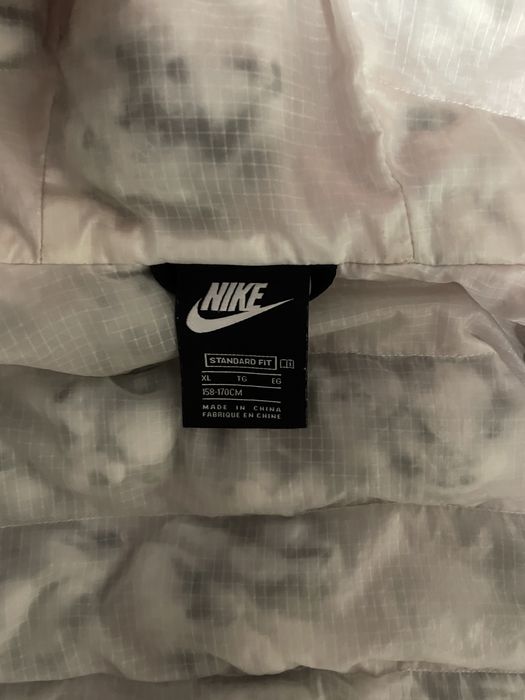 Червено яке Nike