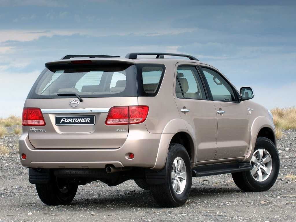 Фонарь задний на Тойота Фортунер 04-08 Toyota Fortuner 04-08