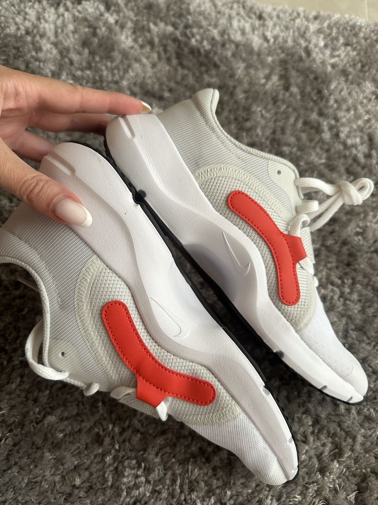 Чисто нови дамски маратонки Nike