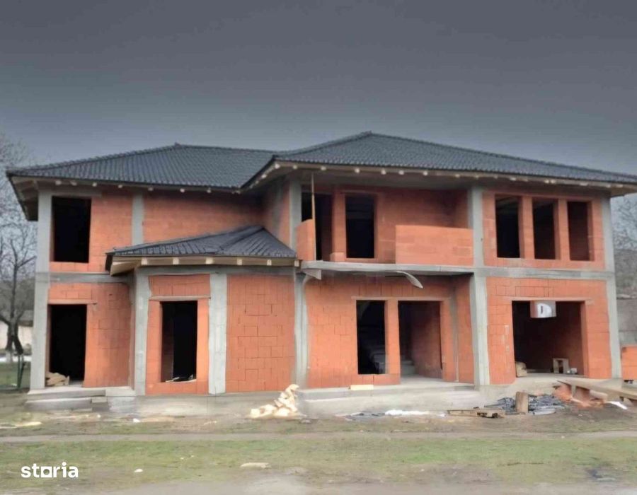 Casa la rosu /Spatiu comercial in centrul localitatii Livada de Bihor