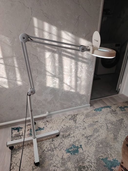 Лампа и столик в отличном состоянии