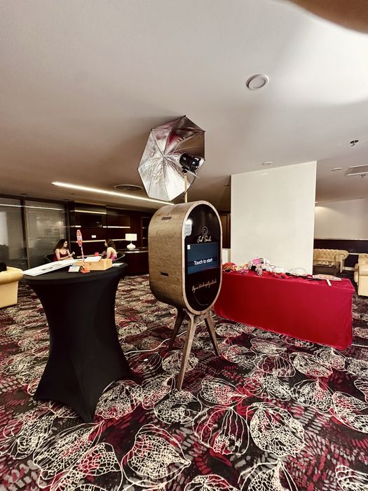 Cabina Foto Just Smile Iasi, platforma 360, fumul greu valsul mirilor