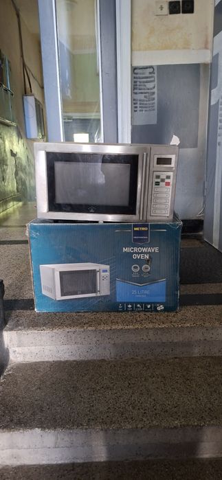 Професионална микровълнова фурна неработеща, втора употреба.