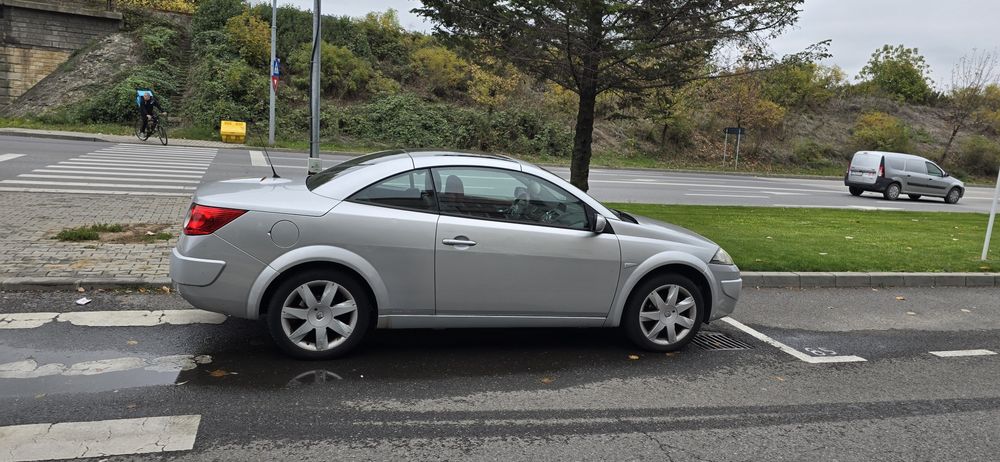 Renault cabrio argintiu