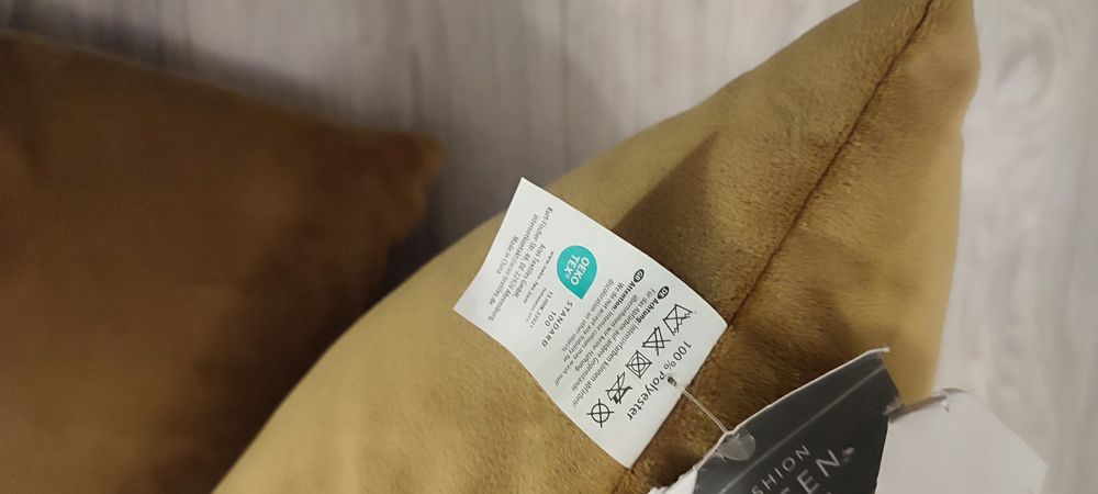 Perne decorative de culoare galben-auriu,cu eticheta, catifea