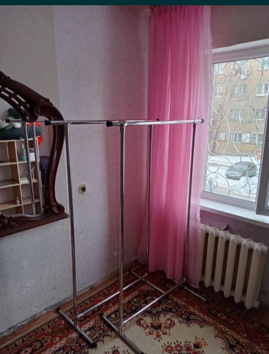 Вешалки новые напольные разбираються