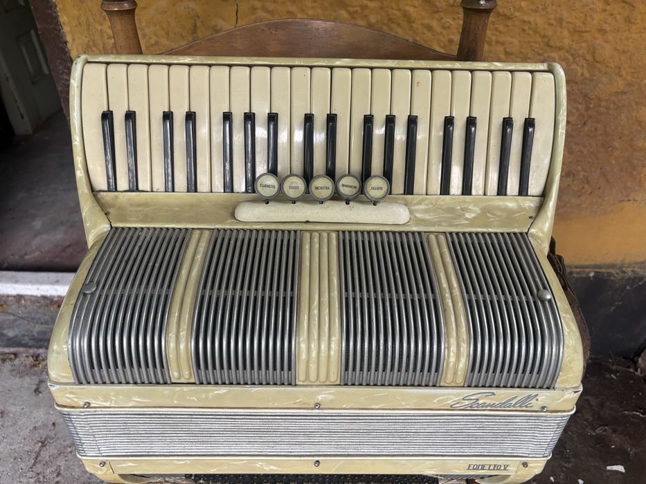 Acordeon Scandalli cu 96 de basi