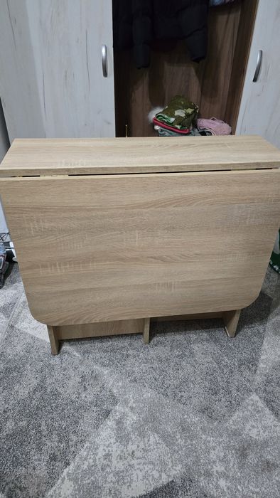 Vând masa extensibilă stare foarte bună pentru mai multe detalii în pr