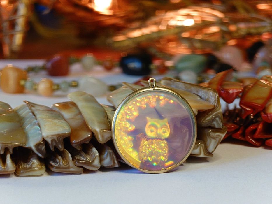 Pandantiv vintage din aur 9K – bufniță holografică pe semilună