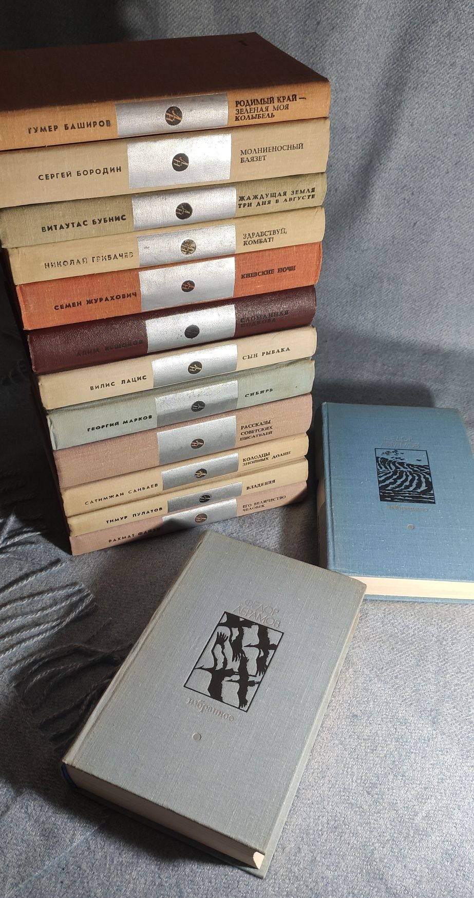Книги. Продаю очень много книг