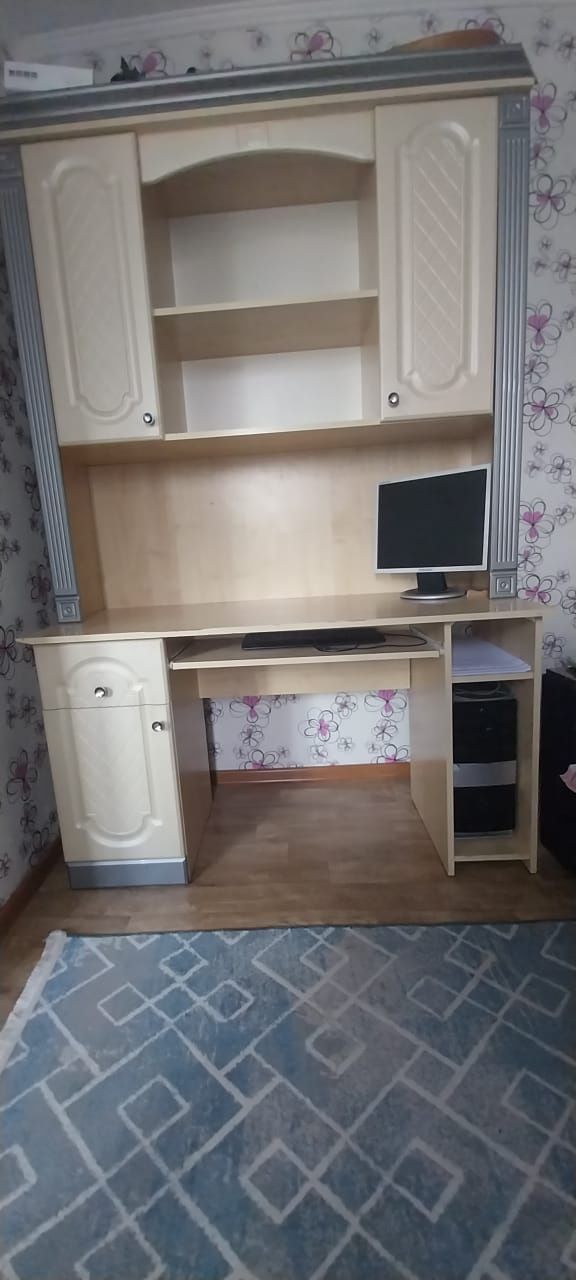 Срочно продам шкафы и рабочий стол со шкафом