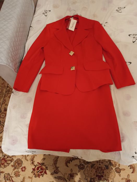 Продам женские костюмы