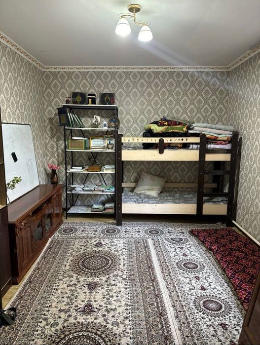 Зангиота зиёратгохи яқинида 4,5 сотихли, 6 хонали ховли сотилади.