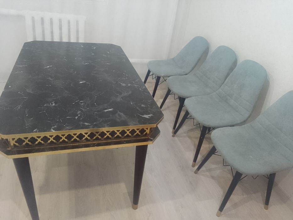 Стол со стульями