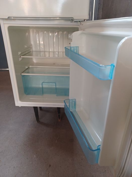 Халадильник 2Х камерный AWIST новый в отличном состояние