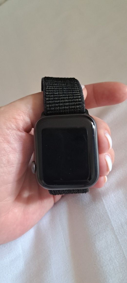 Продам Apple Watch 4 в хорошем состоянии