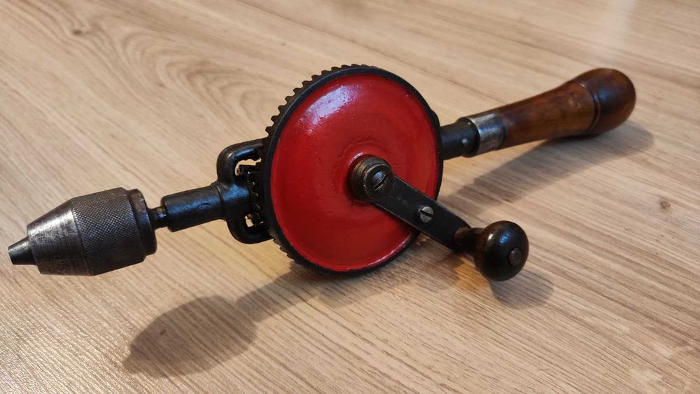 Bormașină manuală de găurit